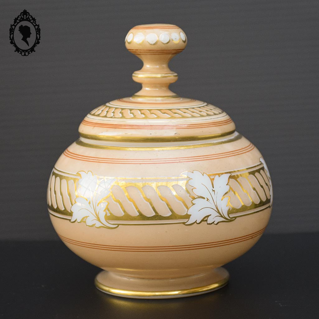 Ancienne bonbonnière boite à bijoux rose saumon or en opaline avec feuilles d’acanthe