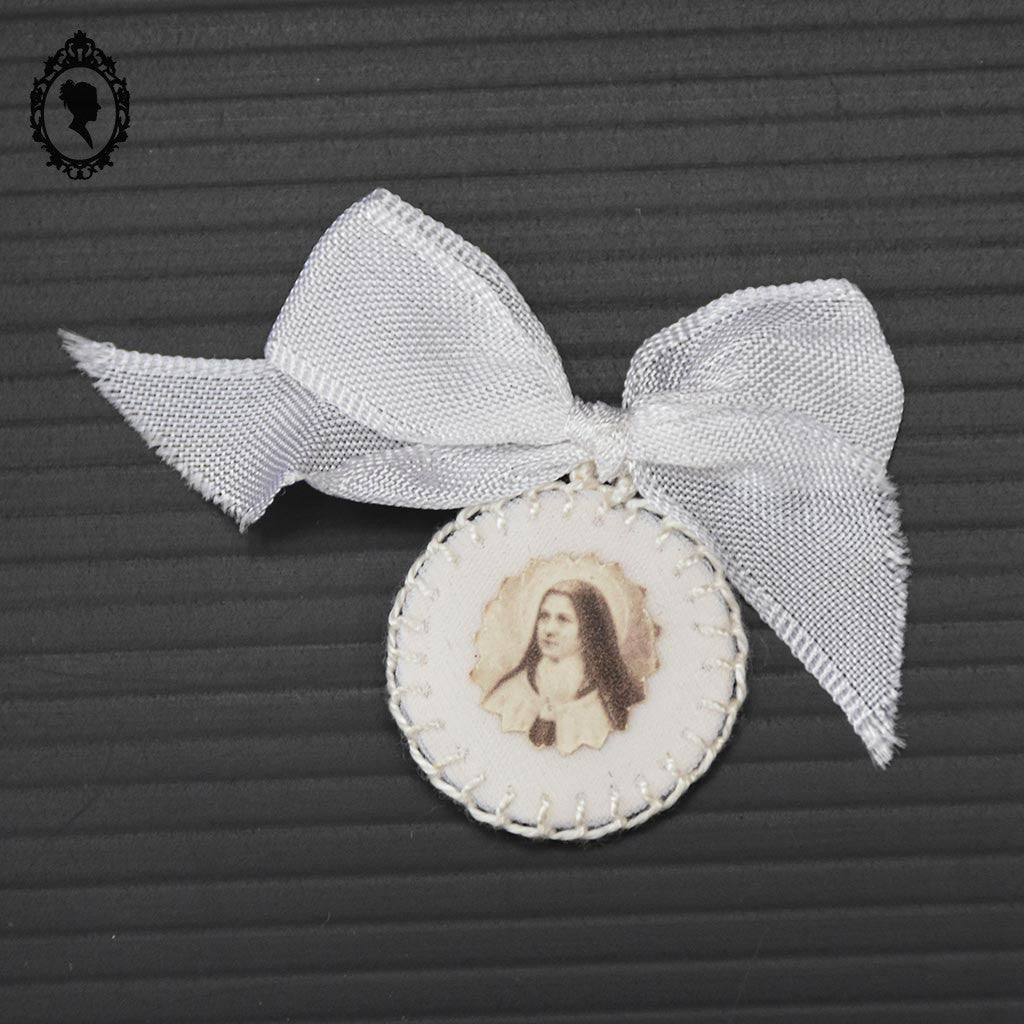 Ancienne étoffe médaille religieuse Ex – Voto ronde en tissu reliquaire Sainte Thérèse