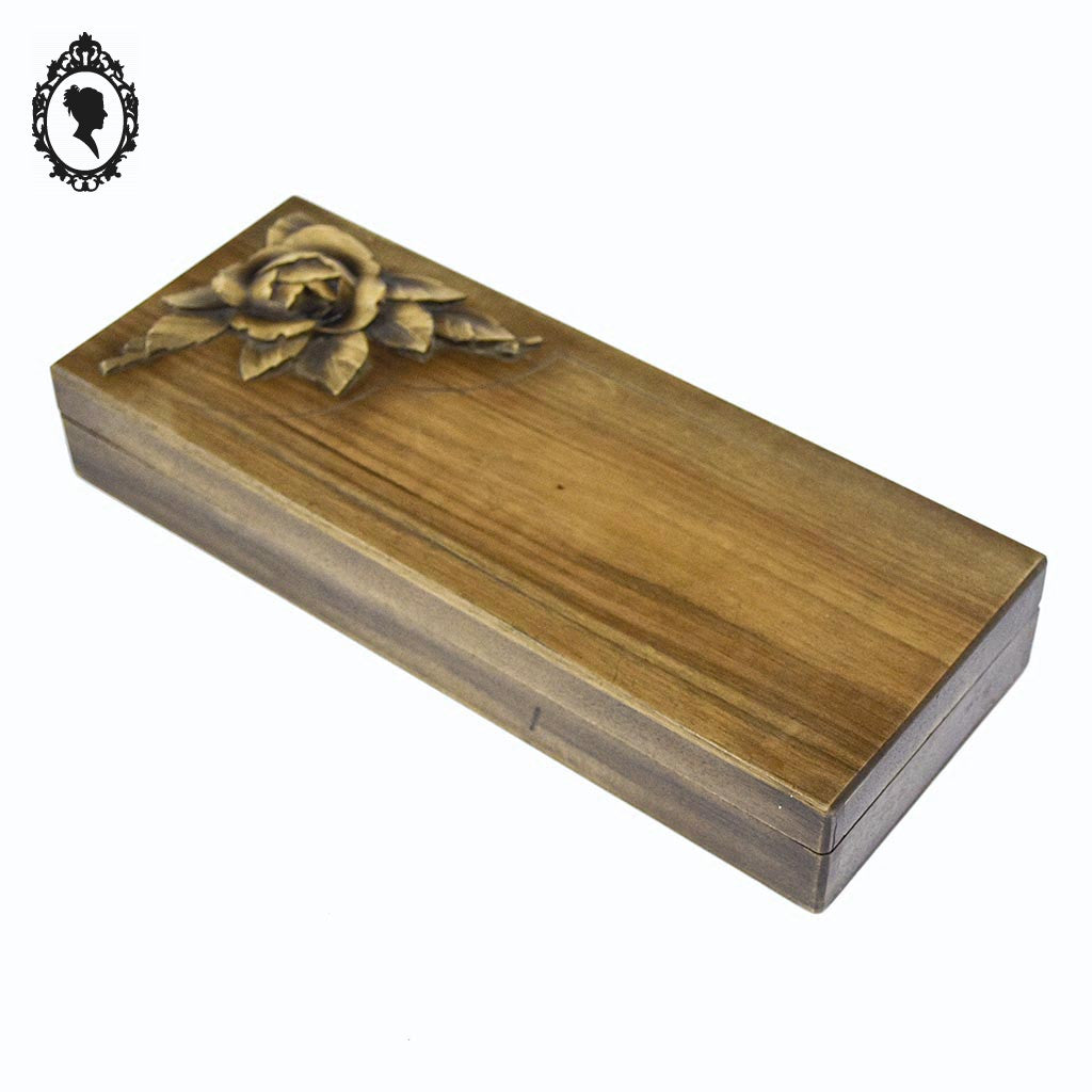 Boite longue rectangulaire en bois motifs sculptée de fleur art populaire