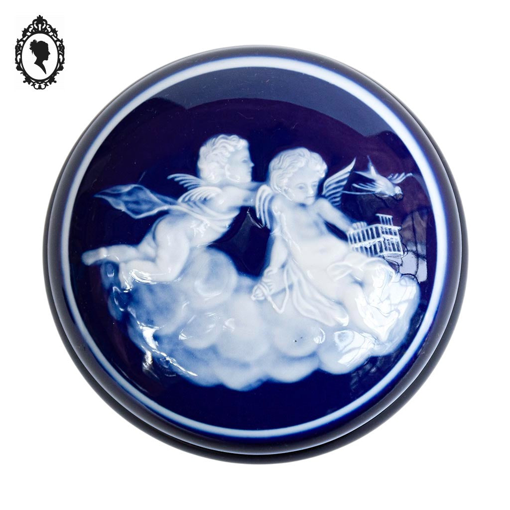 Bonbonnière signée Tharaud Limoges boîte porcelaine bleue anges blancs