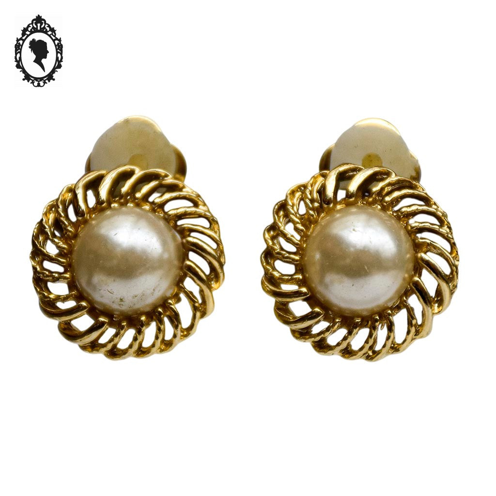 Boucles d’oreilles perle cabochon nacre et métal doré ajouré ronde à clips bijou vintage chic