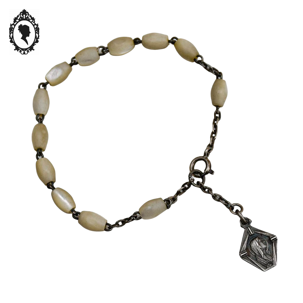 Bracelet dizainier chapelet perles de nacre grain de riz médaille Ste Bernadette ancien
