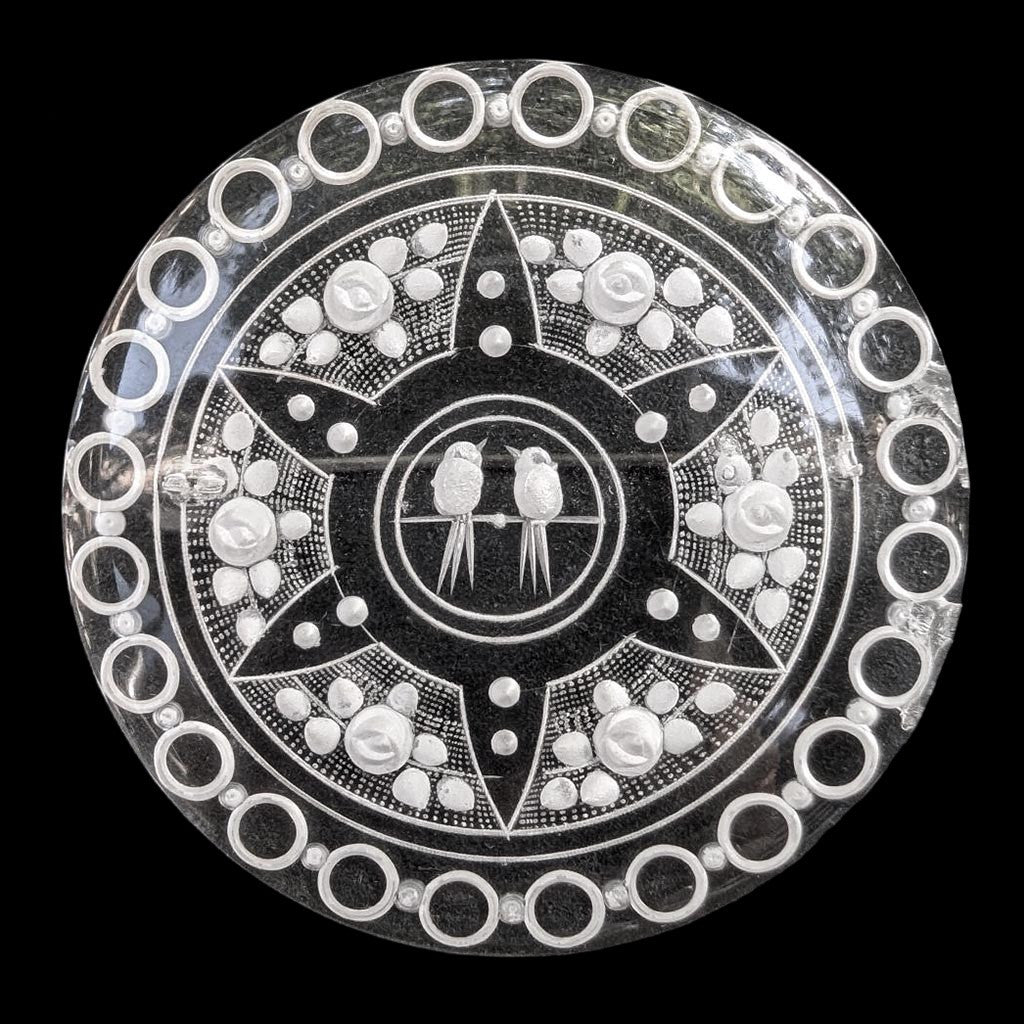 Broche ronde en lucite plexi motifs fleurs et oiseaux Art Nouveau Déco ancienne