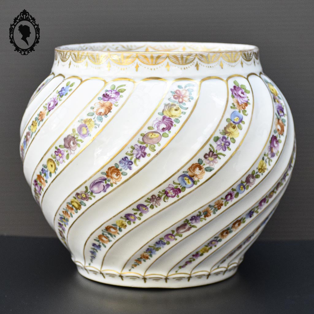 Cache pot vase rond blanc porcelaine fleurie rose doré signé