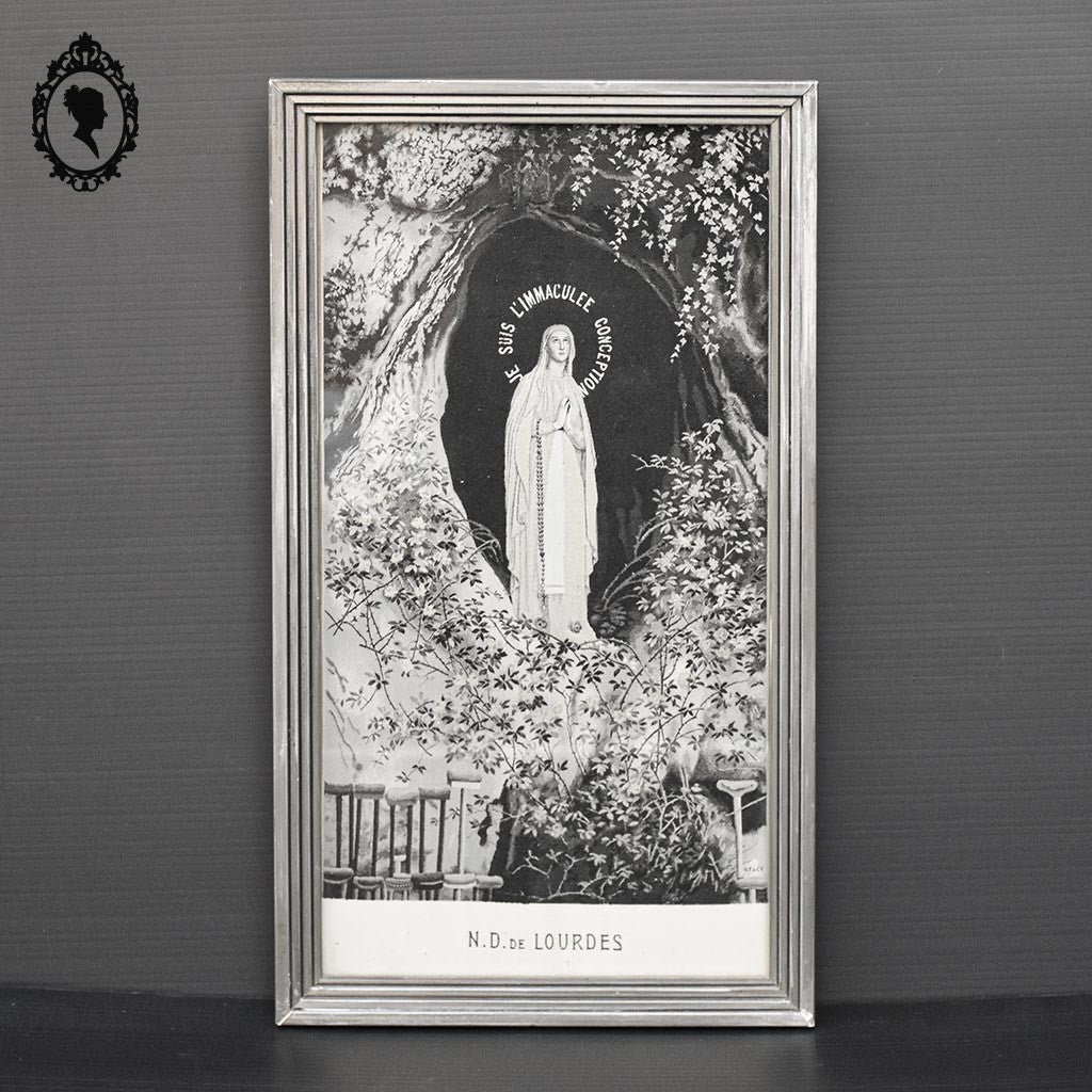 Cadre religieux tableau tapisserie soie tissée argent N D de Lourdes sur tissu vintage