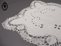Centre de table en fil de lin blanc brodé main et dentelle rectangulaire