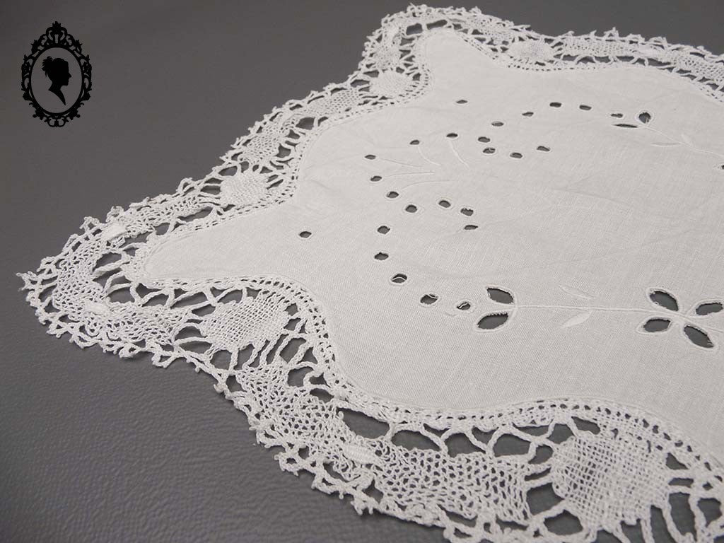 Centre de table en fil de lin blanc brodé main et dentelle rectangulaire