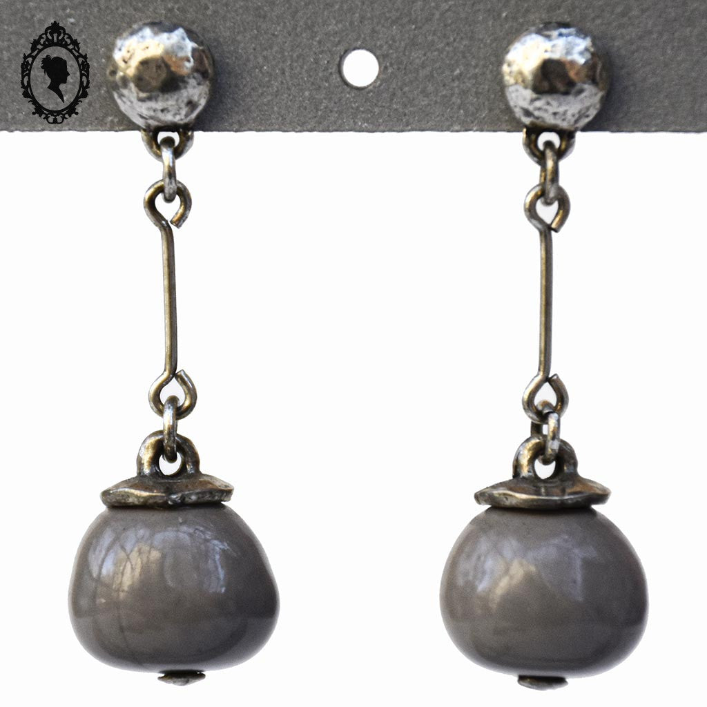 Chic paire de boucles d’oreilles pendantes perle grège beige gris