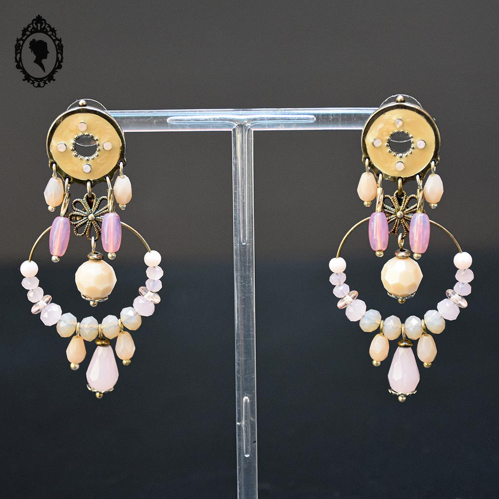 Chic paire de boucles d’oreilles pendantes perle rose beige