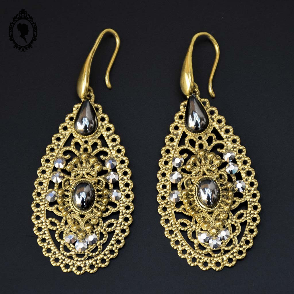 Chic paire de boucles d’oreilles percées pendantes arabesques dorées strass gris