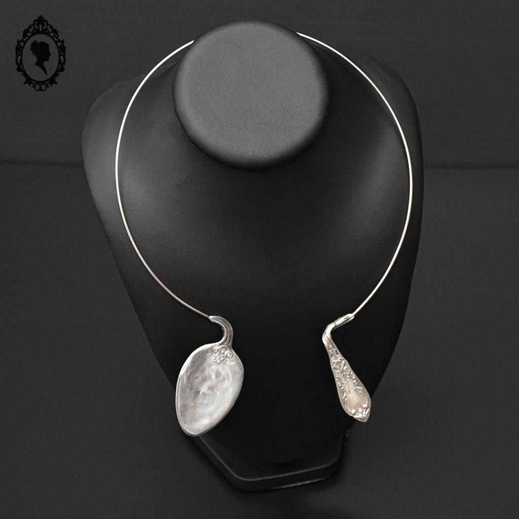 Collier original couvert ancien rond rigide en métal argent d’une cuillère vintage