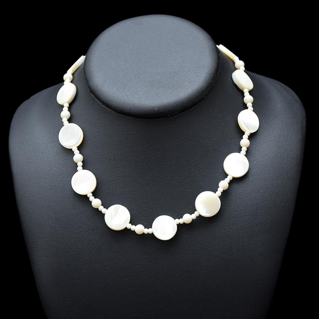 Collier ras de cou perles de nacre plates et rondes beige vintage