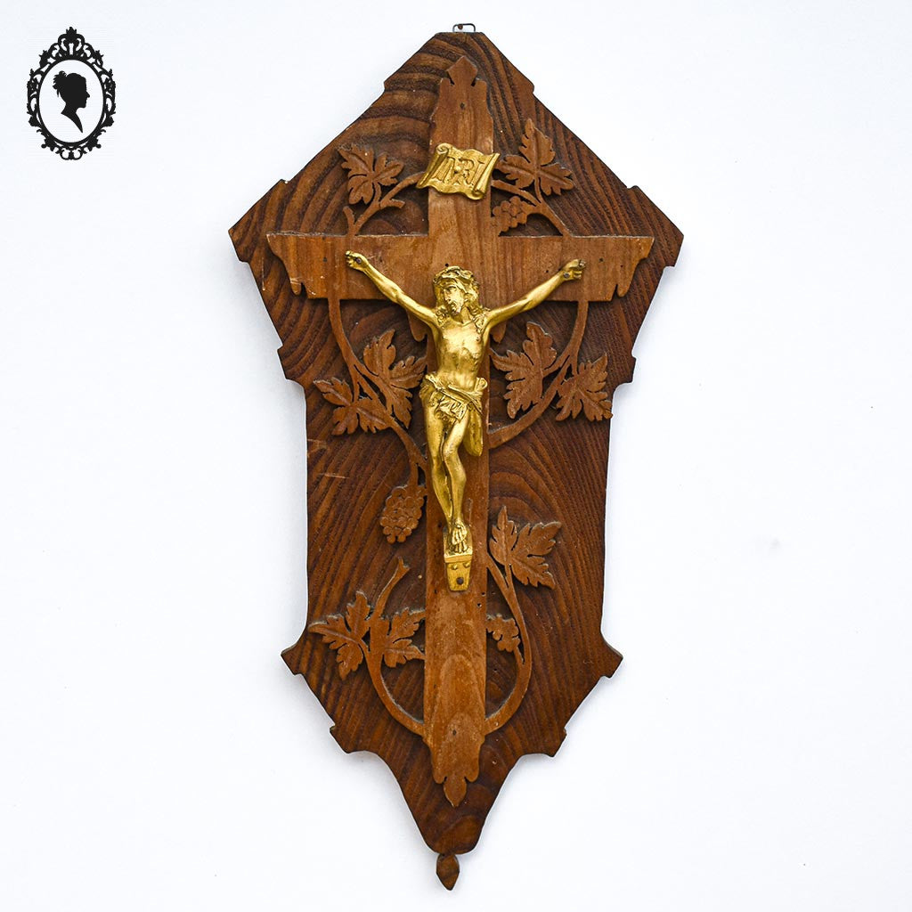 Croix christ crucifix mural en métal doré sur bois ancien vintage