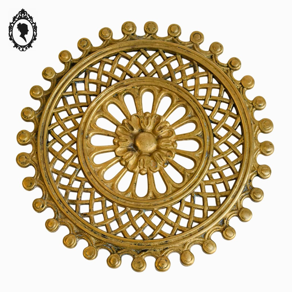 Dessous de plat doré en laiton rond ciselé ajouré vintage