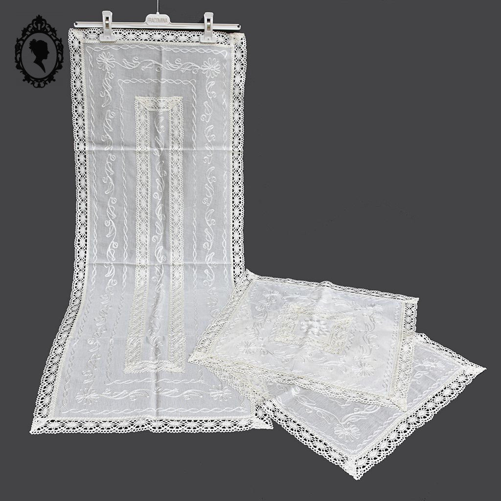 Linge de table brodé 2 napperons et 1 chemin de table style dentelle crème