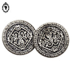 Lot 2 boutons gris argenté à queue métal arabesque noire D 2,8 cm vintage