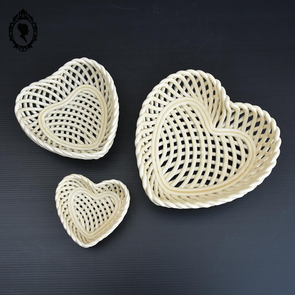 Lot 3 corbeilles gigognes en porcelaine tressée en forme de cœur beige vintage