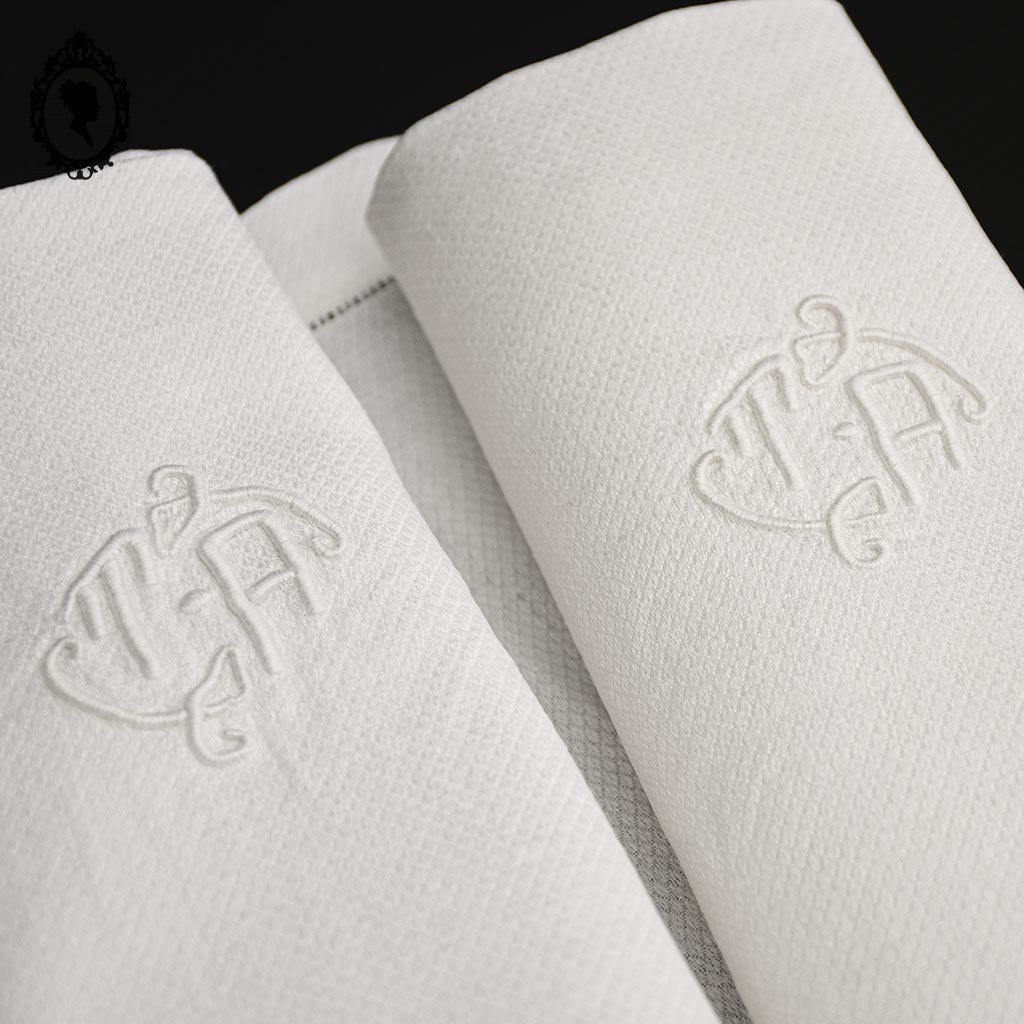 Lot 8 serviettes de table damassées blanches anciennes monogrammes TA 67 x 64 cm