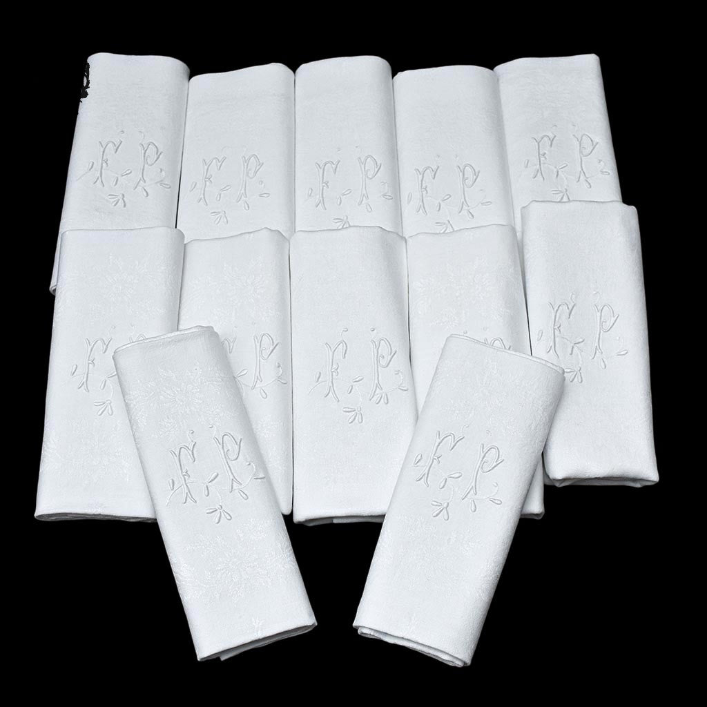 Lot service 12 serviettes de table anciennes damassées blanches monogramme FP