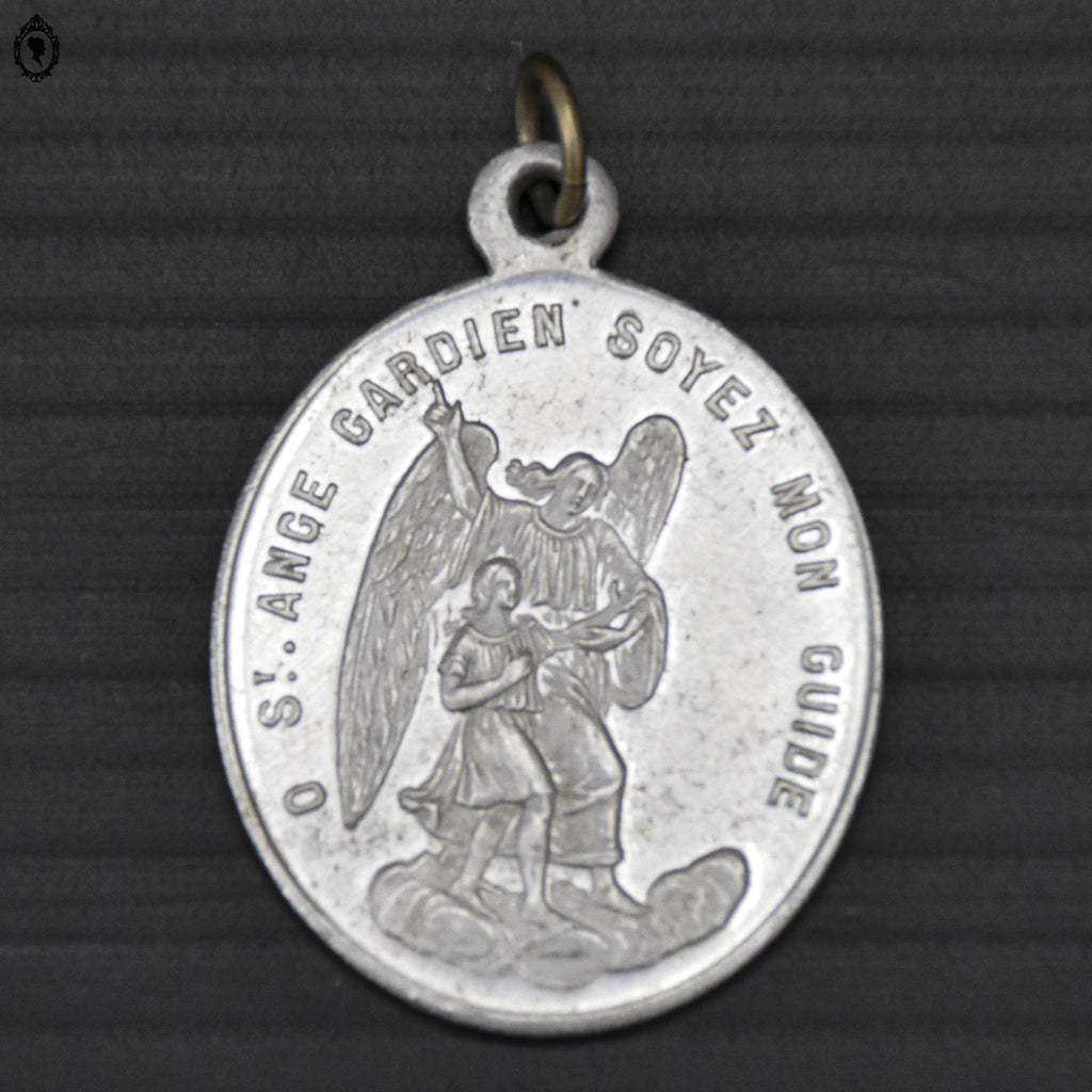 Médaille religieuse grise ovale en fer blanc St Ange Gardien Soyez mon guide vintage