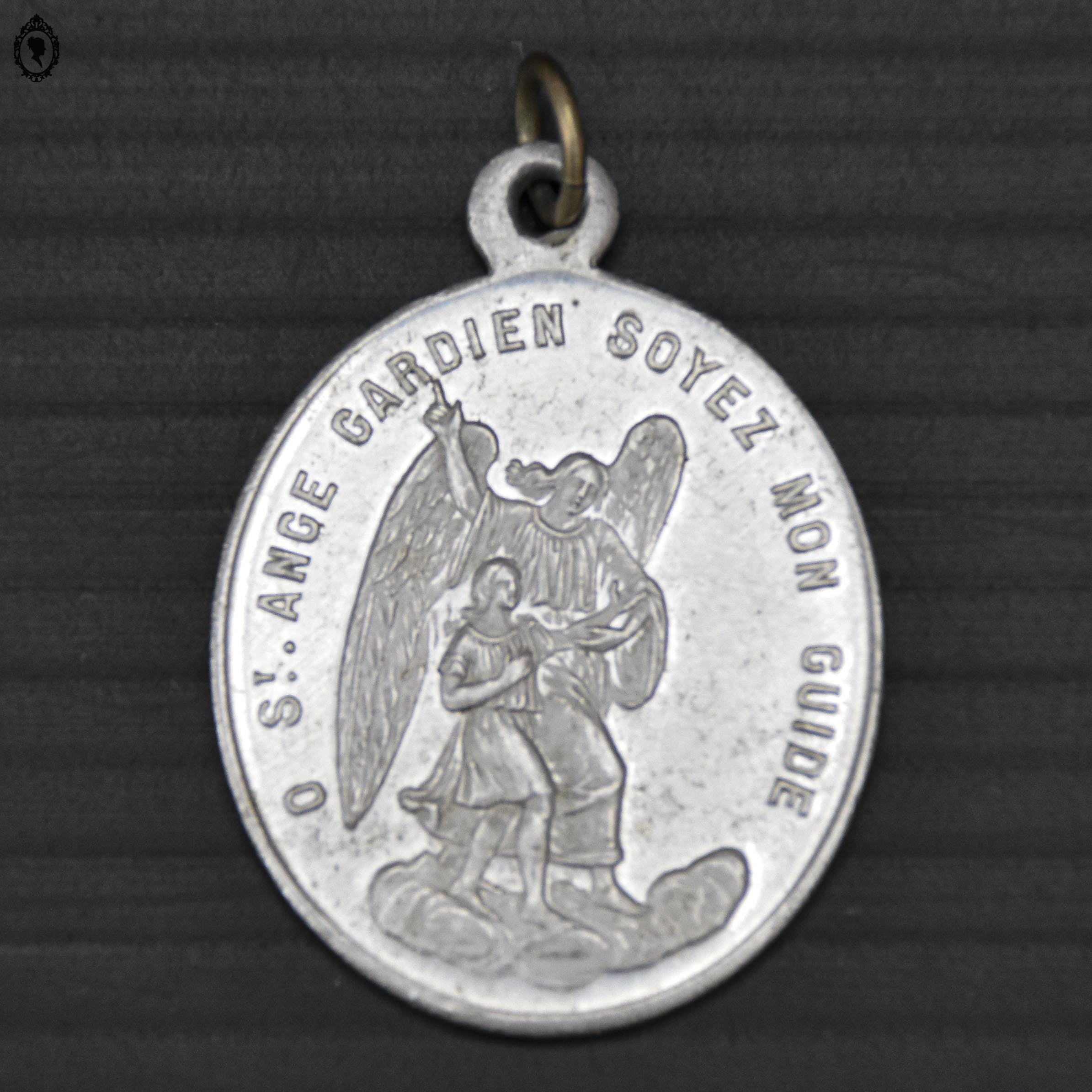 Médaille religieuse grise ovale en fer blanc St Ange Gardien Soyez mon guide vintage