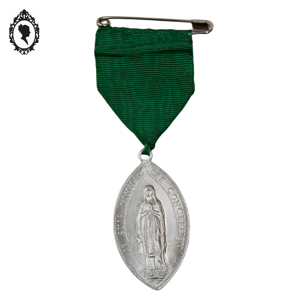 Médaille religieuse grise ovale pointue Immaculée conception en fer blanc vintage