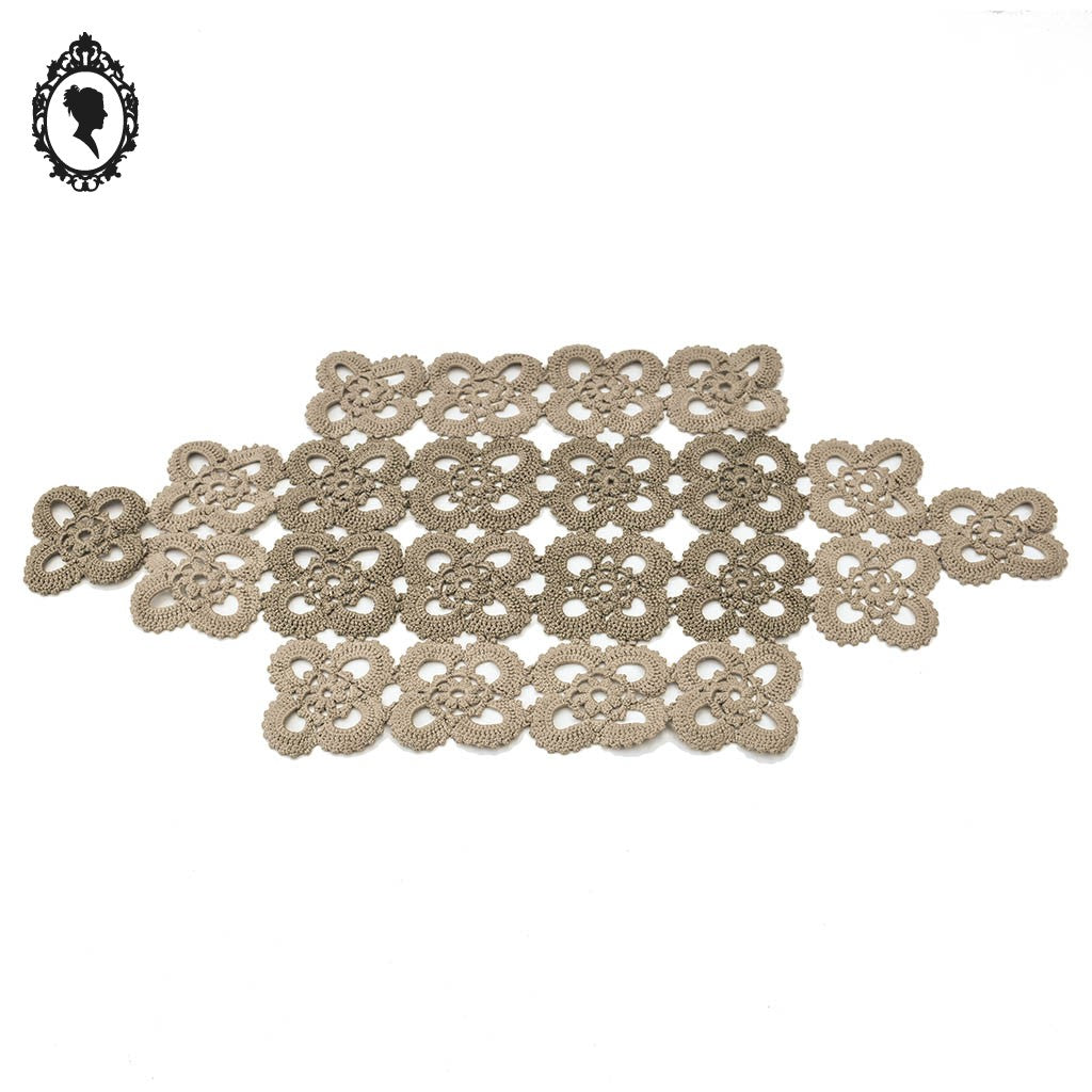 Napperon allongé original en crochet ancien vintage fait main teint beige taupe 68 x 31 cm