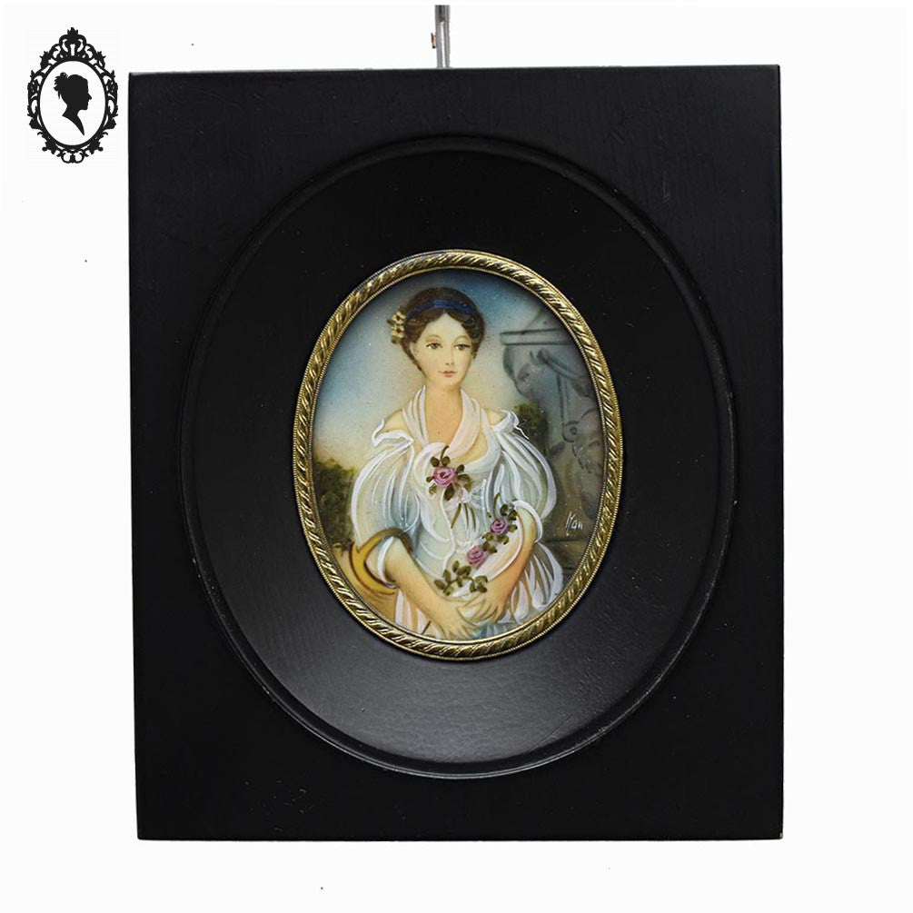 Petit cadre miniature portrait médaillon femme élégante sur ivoire La cruche cassée grecque ancien