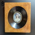 Petit cadre miniature portrait médaillon femme sur ivoire signé Marie Antoinette V. Lebrun ancien