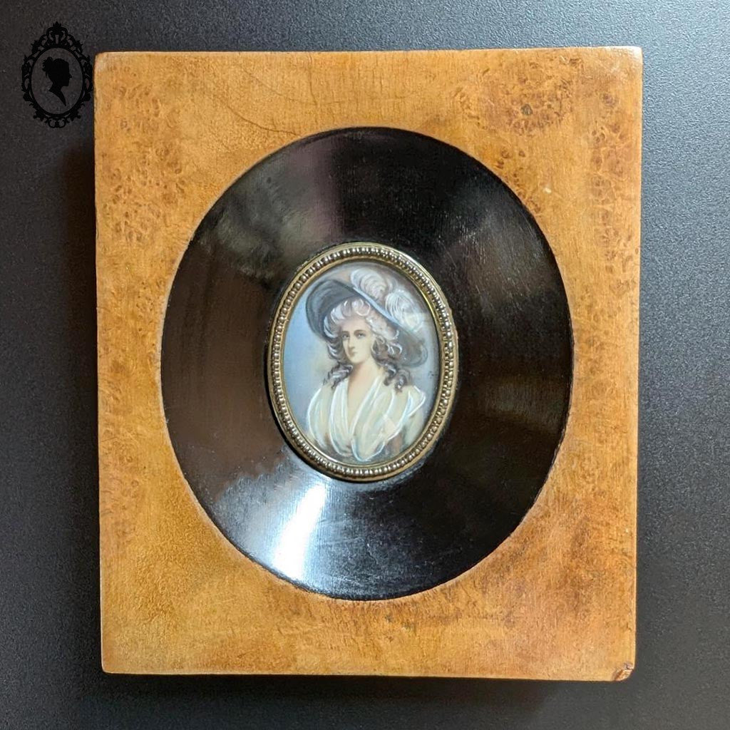 Petit cadre miniature portrait médaillon femme sur ivoire signé Marie Antoinette V. Lebrun ancien