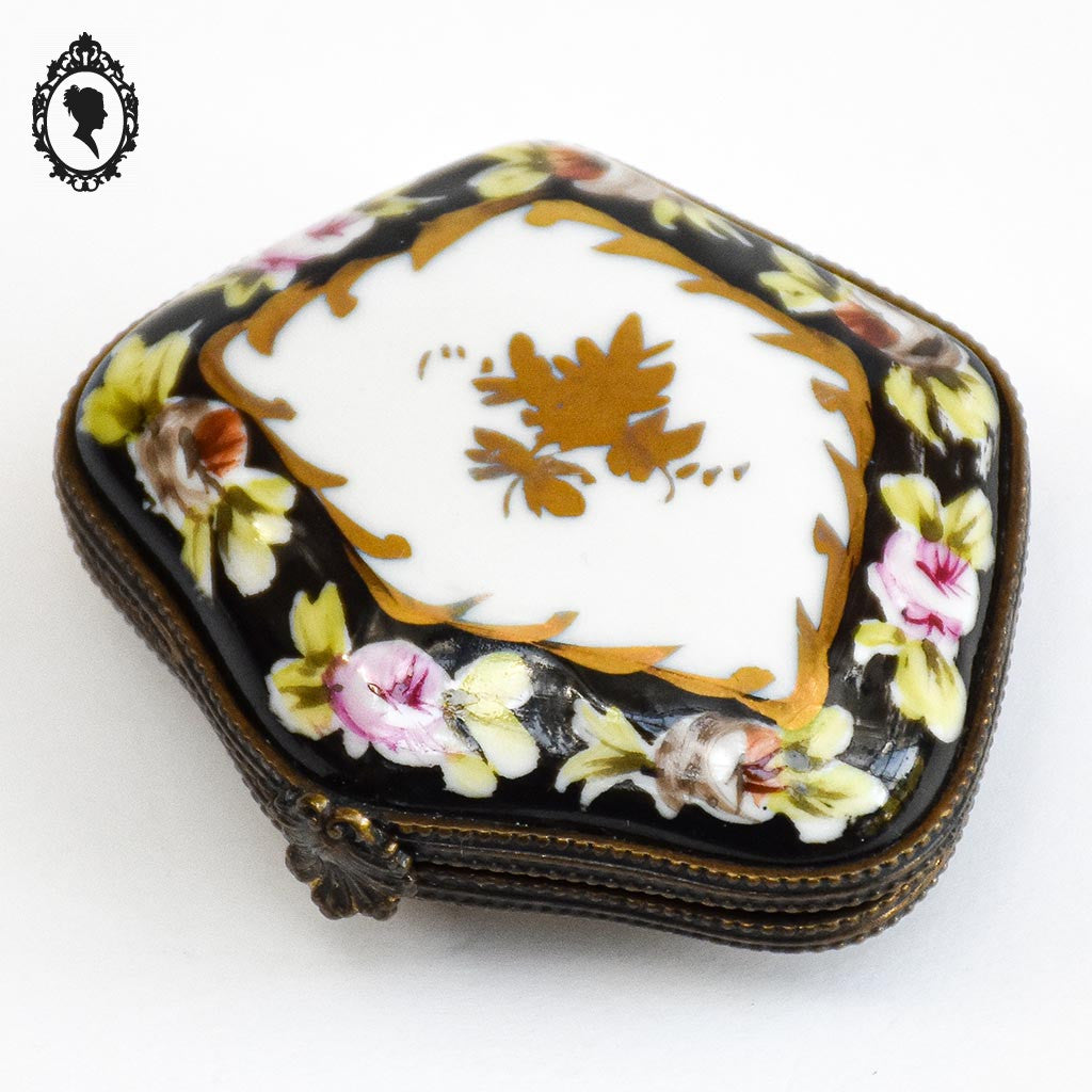 Pilulier boite romantique noir, or fleurie sur porcelaine blanche vintage signée