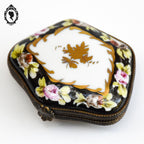 Pilulier boite romantique noir, or fleurie sur porcelaine blanche vintage signée