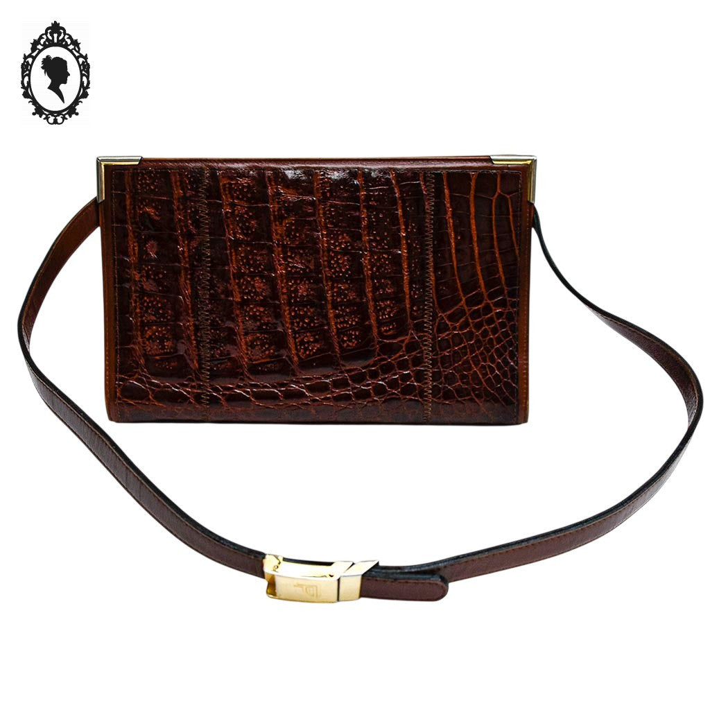Sac à main cuir croco marron porté épaule femme chic vintage