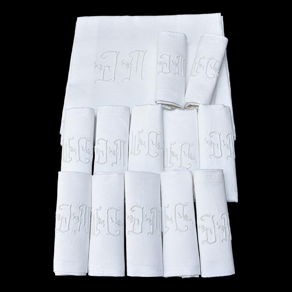 Service nappe et 12 serviettes de table anciennes damassées blanches monogramme JM ou WC