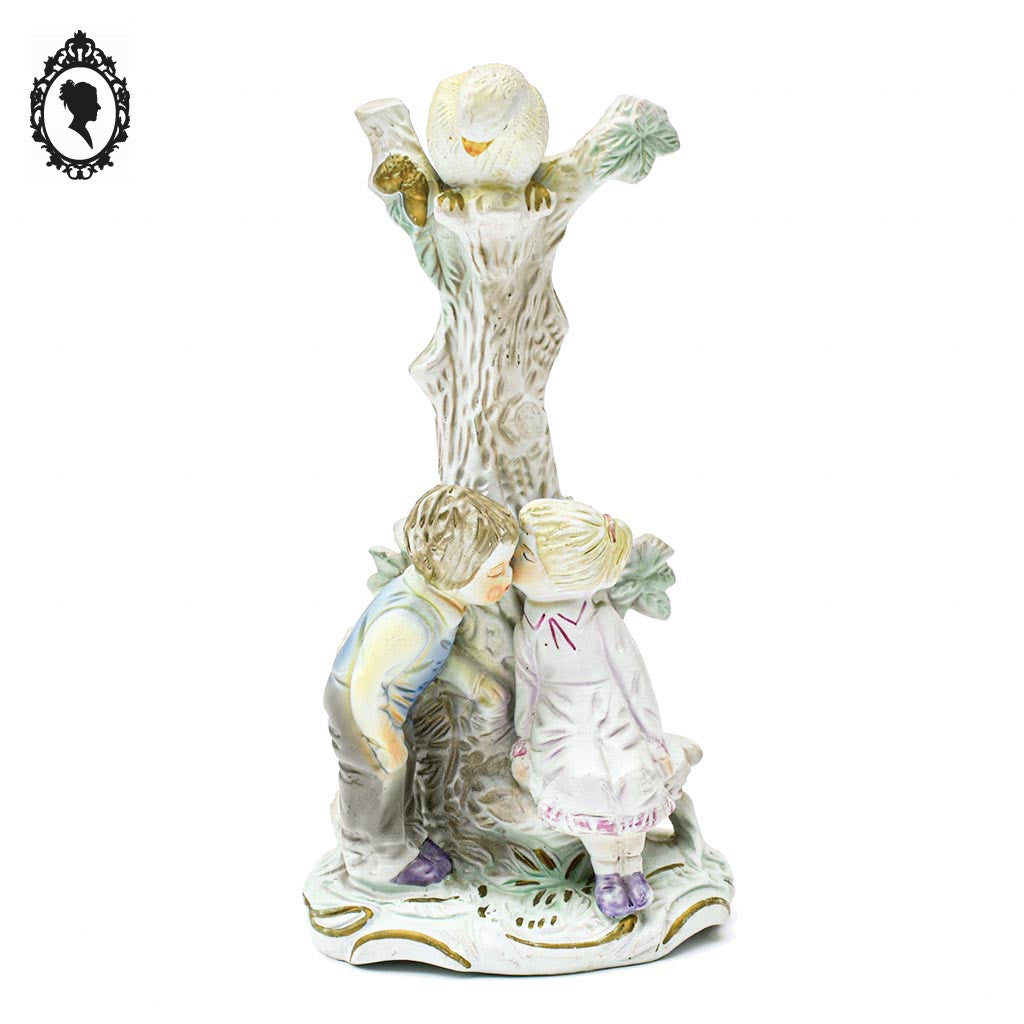Statue figurine de 2 enfants putti sous un arbre avec un oiseau en porcelaine vintage ancien