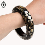 Chic bracelet jonc gris à poids de nacre rigide Nature
