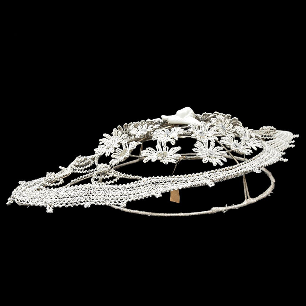 Couronne florale ange perles blanches objet de curiosité mortuaire ancienne 1900 H 76 cm