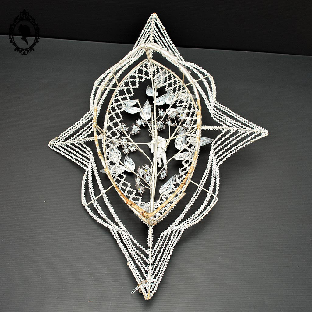 Couronne florale perles blanches objet de curiosité mortuaire ancienne 1900 H 75 cm