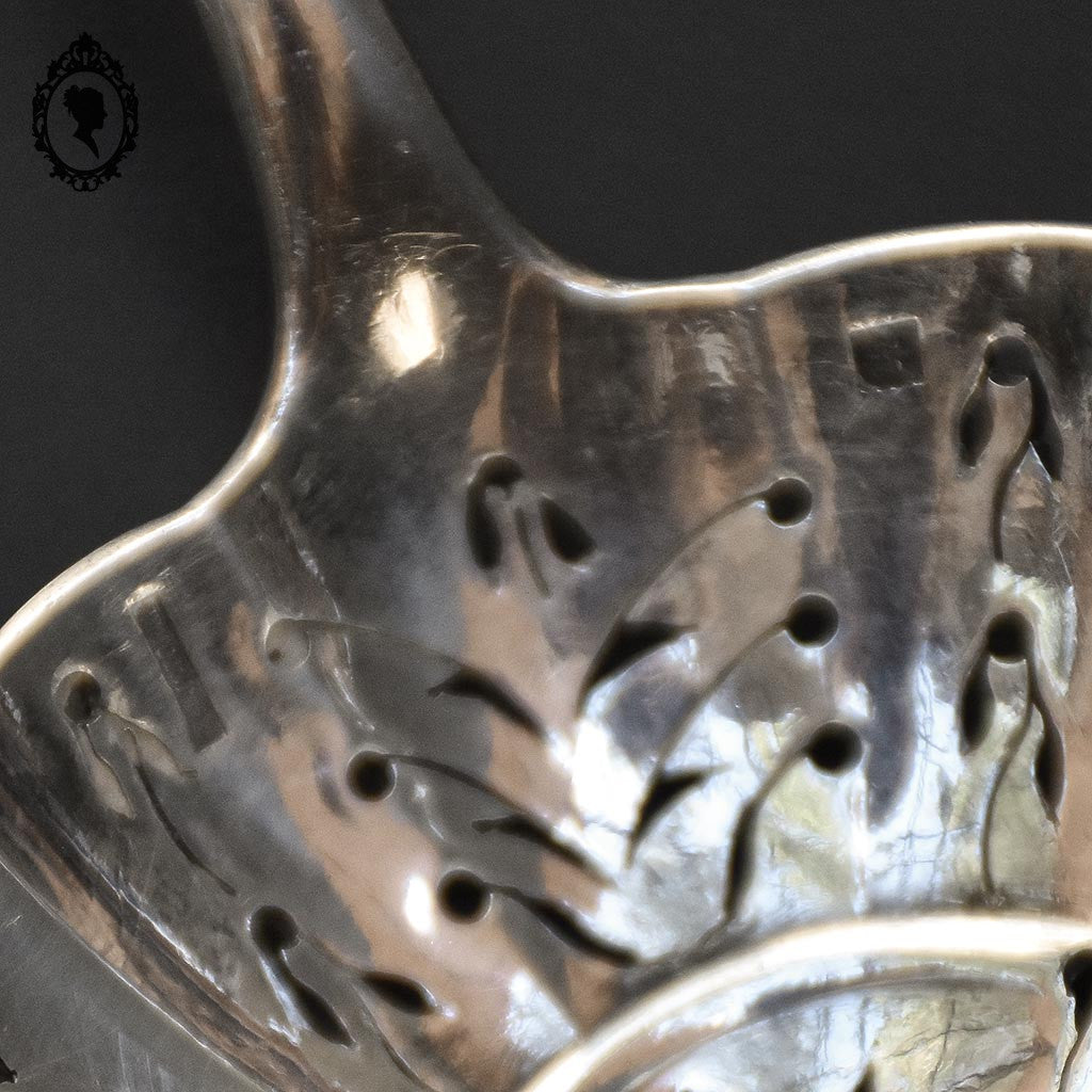 Cuillère à sucre saupoudreuse ou couvert ajouré en métal argent Christofle