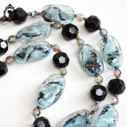Élégant long collier perles de verre vénitien Murano bleu noir vintage ancien