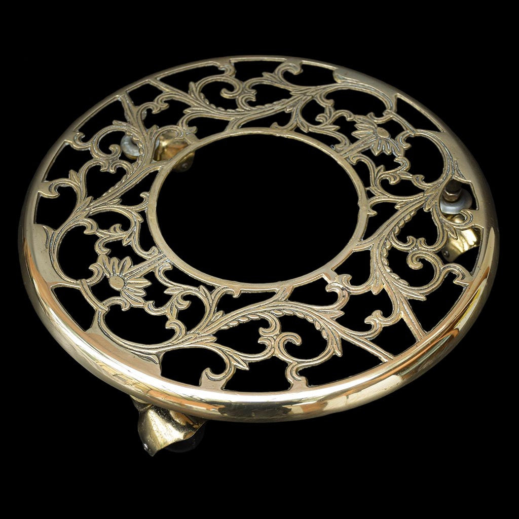 Élégant porte plante laiton doré rond ciselé ajouré sur 3 roulettes vintage ancien