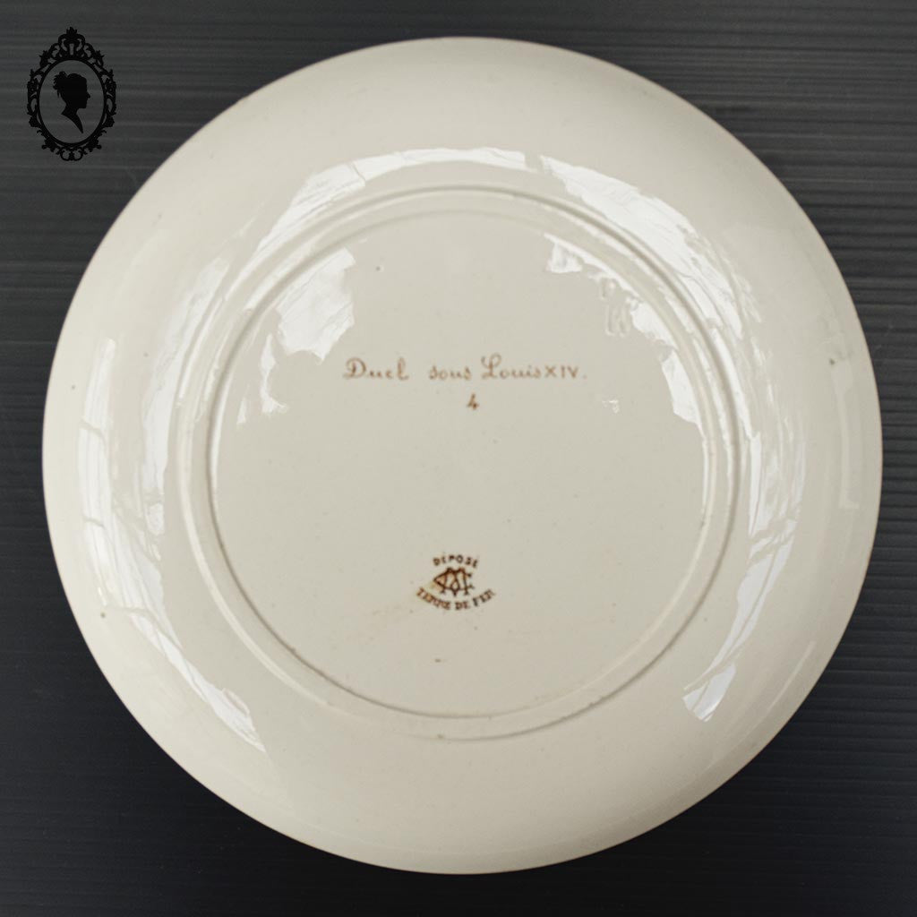 Lot 9 assiettes anciennes plates ou à dessert Terre de Fer Le Duel Louis XIV gladiateurs Creil et Montereau