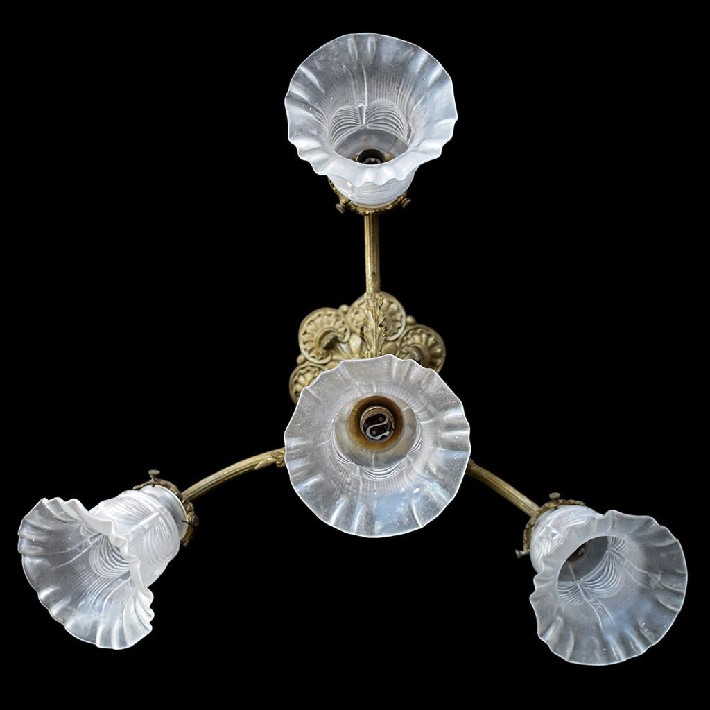 Lustre plafonnier bronze doré Napoléon III 4 lumières tulipes blanches ancien