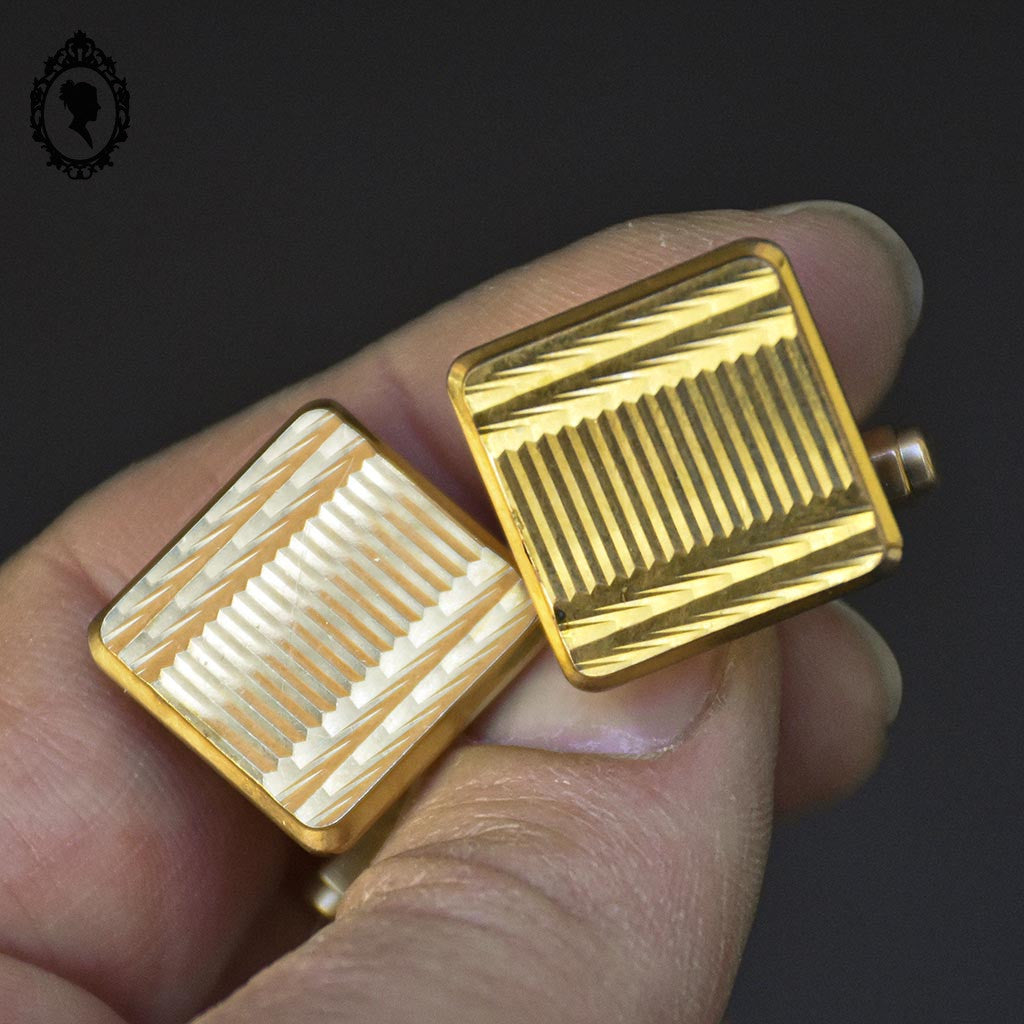 Paire de boutons de manchette doré plaqué or carré strié MM vintage