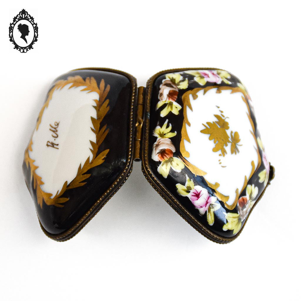 Pilulier boite romantique noir, or fleurie sur porcelaine blanche vintage signée