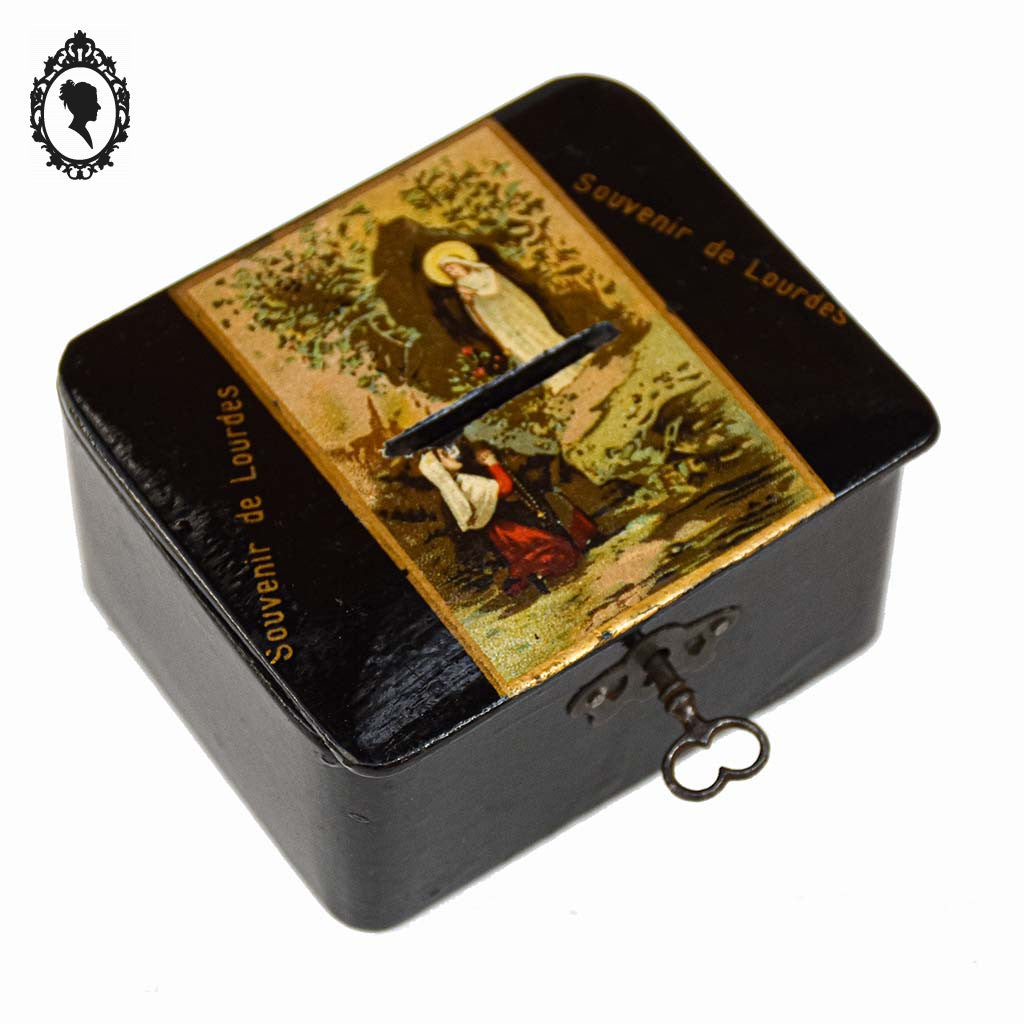 Tirelire boite souvenir de Lourdes ancienne en carton bouilli noir