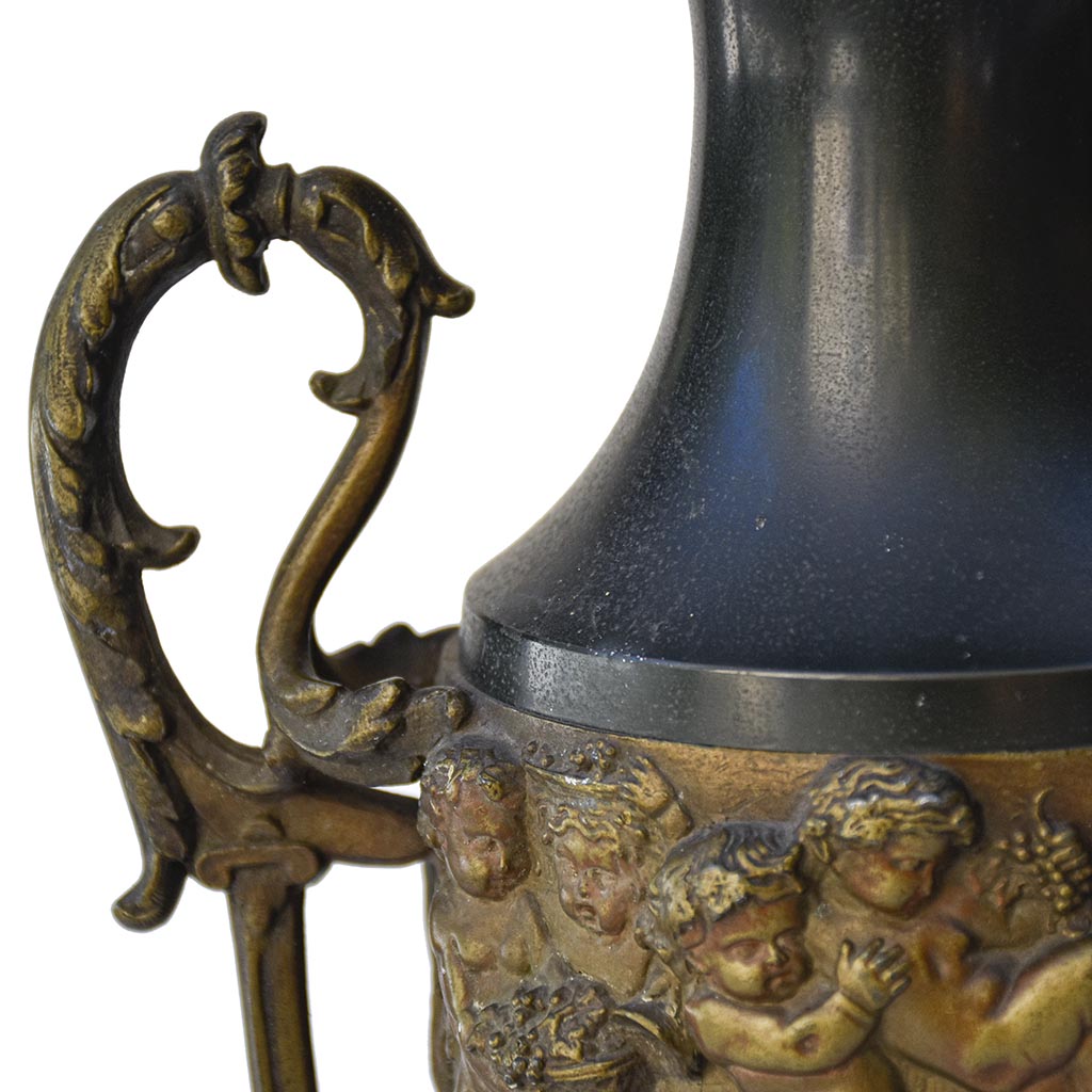 Paire de cassolettes décoratives à anses ornées et décors de putti, régule patine verte et dorée