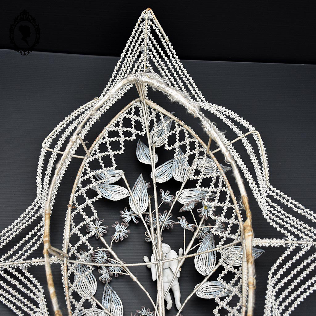 Couronne florale perles blanches objet de curiosité mortuaire ancienne 1900 H 75 cm