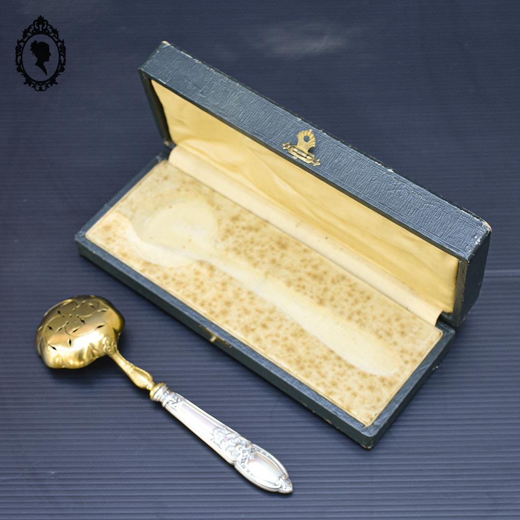 Cuillère à sucre saupoudreuse ou couvert ajouré en argent et vermeil doré ancien