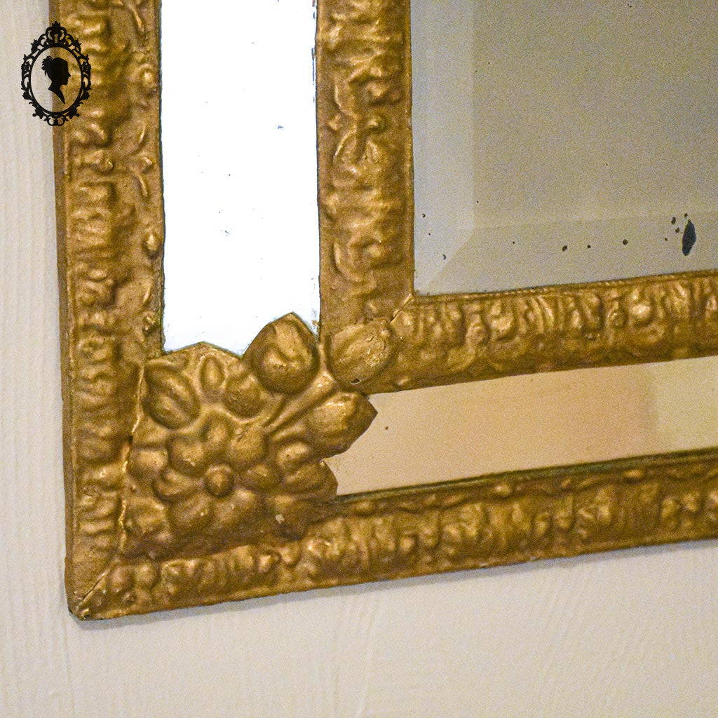 Miroir mural à parclose métal repoussé doré ancien Napoléon III H 47 cm
